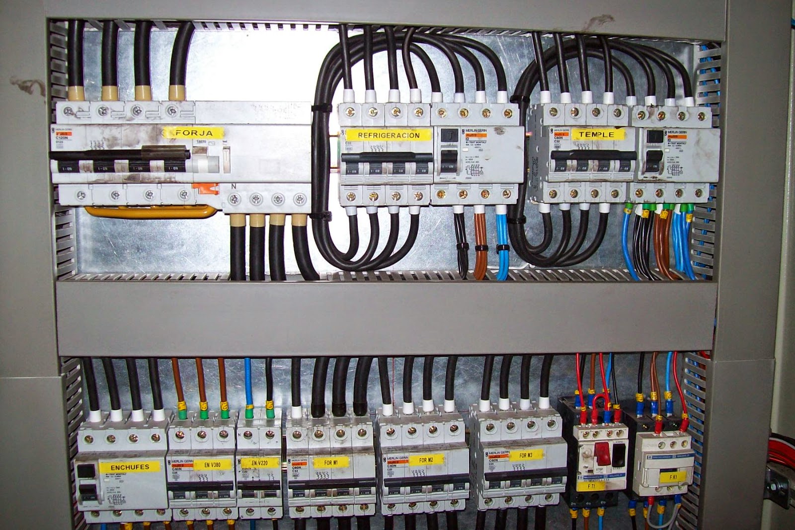 Tablero eléctrico en proceso de pruebas